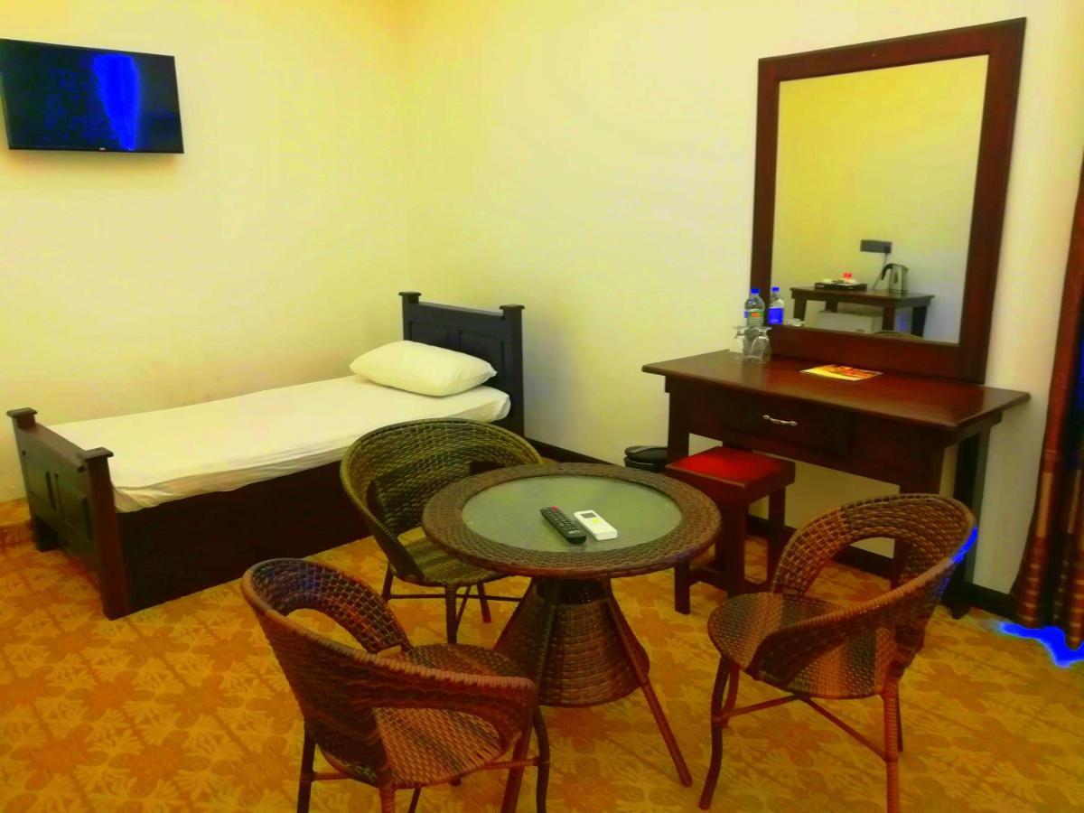 Euro Star Hotel Katunayaka Екстериор снимка